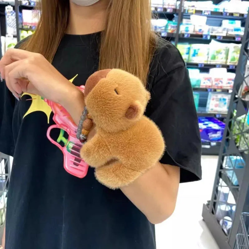 Pulseira Capivara de Pelúcia