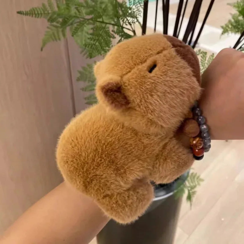 Pulseira Capivara de Pelúcia