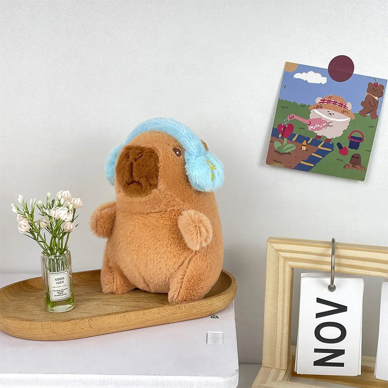 Capivara fofa com fone de ouvido em pelúcia