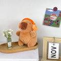 Capivara fofa com fone de ouvido em pelúcia