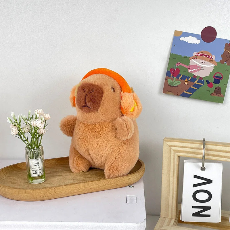 Capivara fofa com fone de ouvido em pelúcia