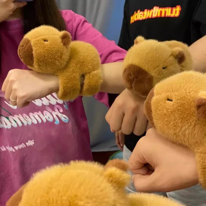 Pulseira Capivara de Pelúcia
