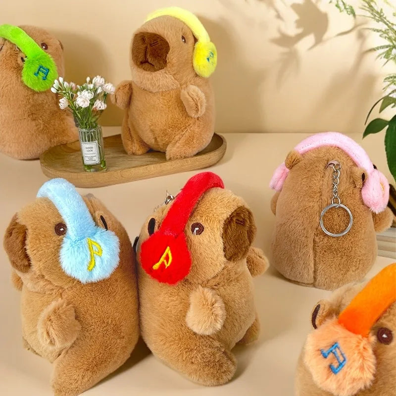 Capivara fofa com fone de ouvido em pelúcia