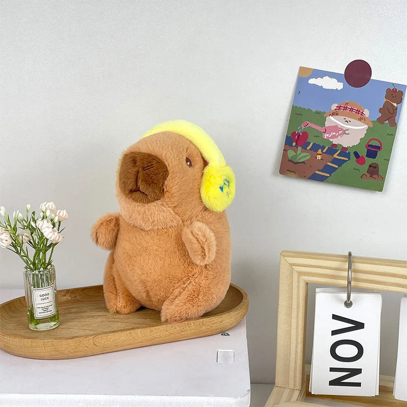 Capivara fofa com fone de ouvido em pelúcia