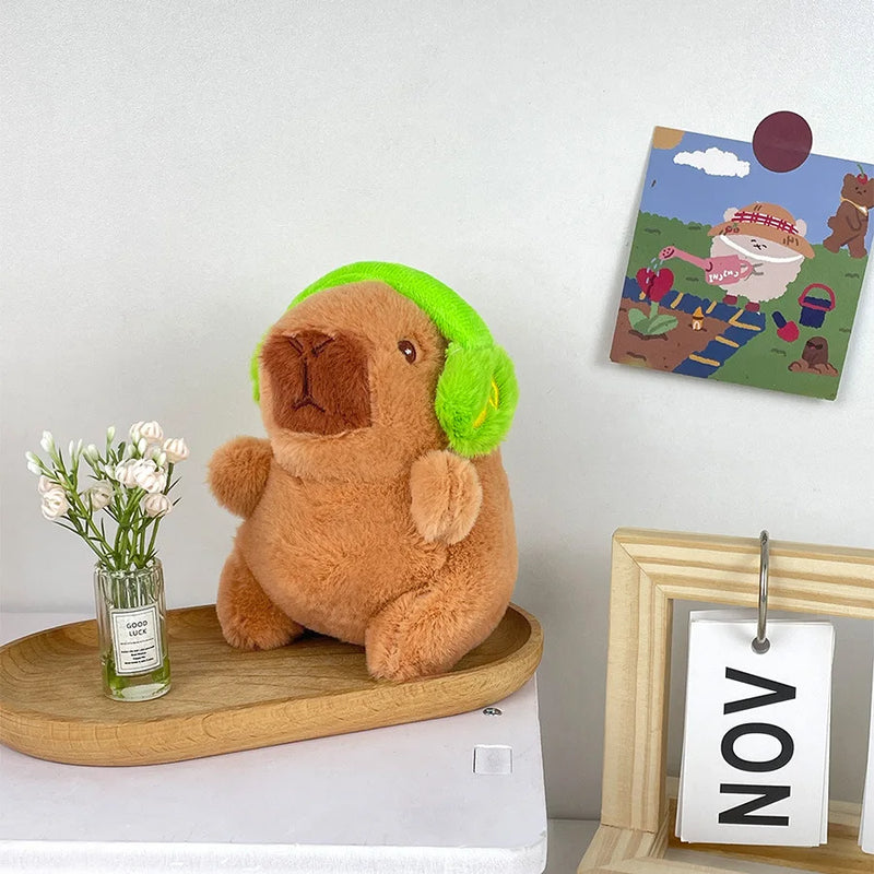 Capivara fofa com fone de ouvido em pelúcia