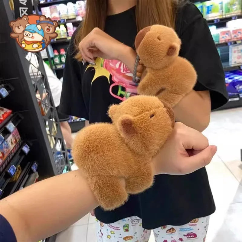 Pulseira Capivara de Pelúcia