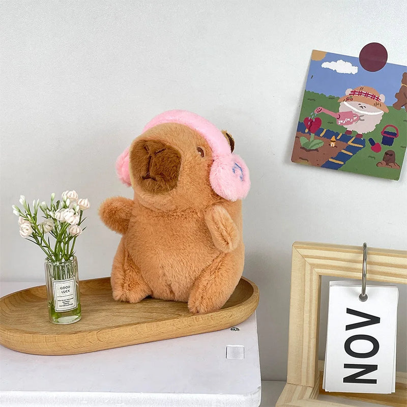 Capivara fofa com fone de ouvido em pelúcia